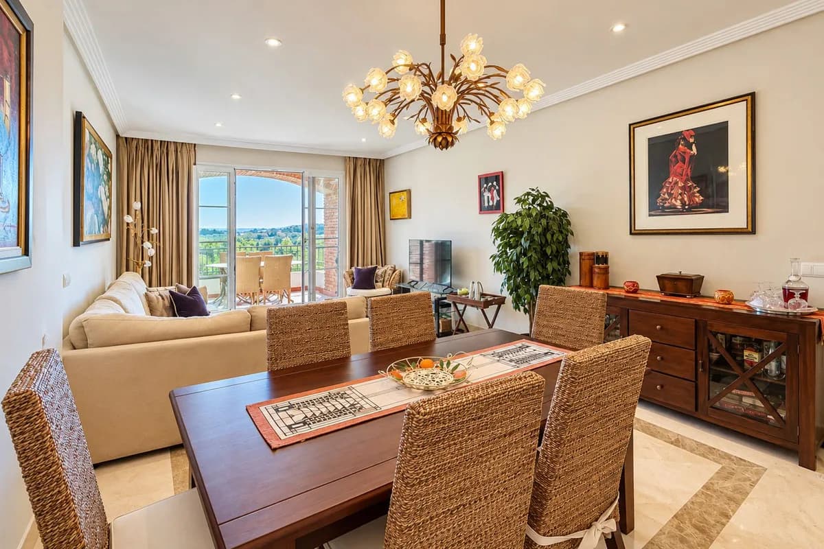 3 Bedroom Middle Floor Apartment for Sale in Benahavís, Málaga - Image 7