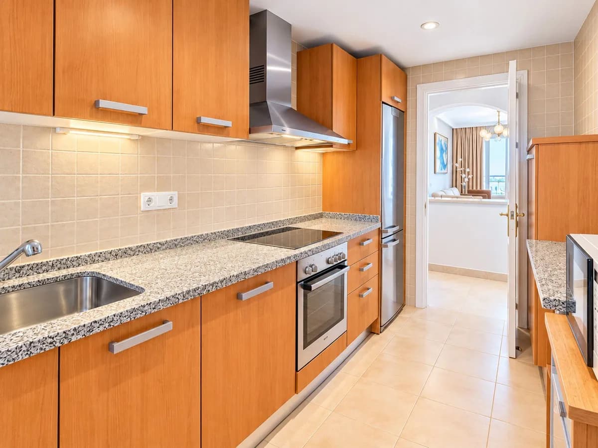3 Bedroom Middle Floor Apartment for Sale in Benahavís, Málaga - Image 8
