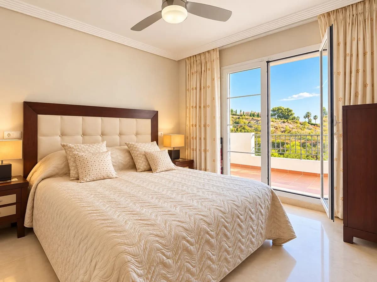 3 Bedroom Middle Floor Apartment for Sale in Benahavís, Málaga - Image 9