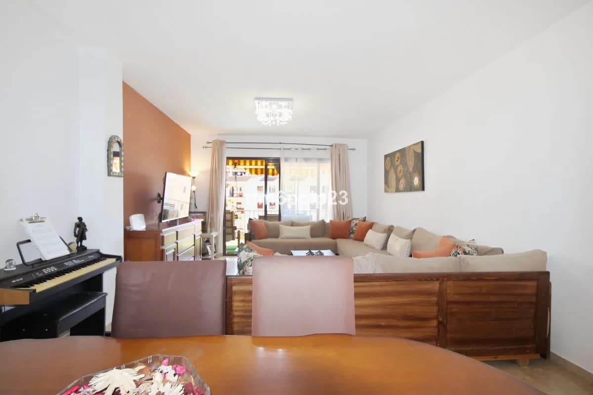 3 Bedroom Middle Floor Apartment for Sale in San Luis de Sabinillas, Málaga - Image 2