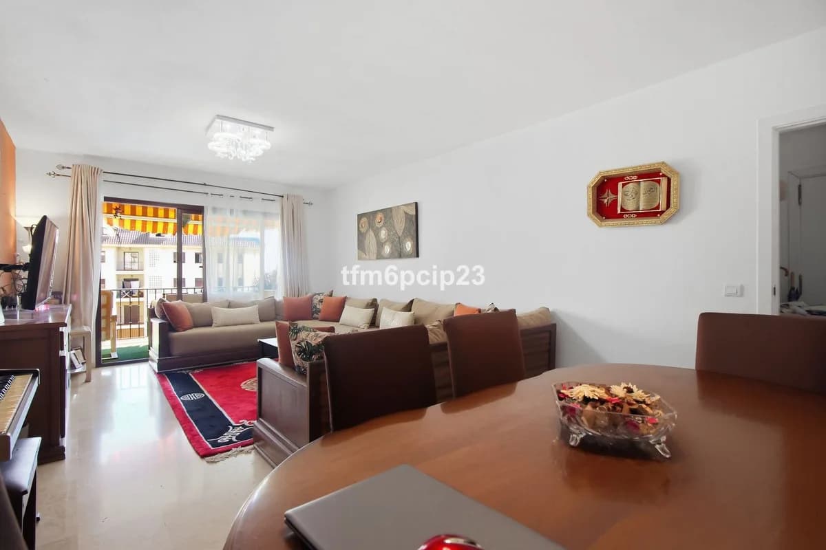 3 Bedroom Middle Floor Apartment for Sale in San Luis de Sabinillas, Málaga - Image 3