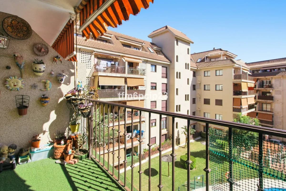 3 Bedroom Middle Floor Apartment for Sale in San Luis de Sabinillas, Málaga - Image 9