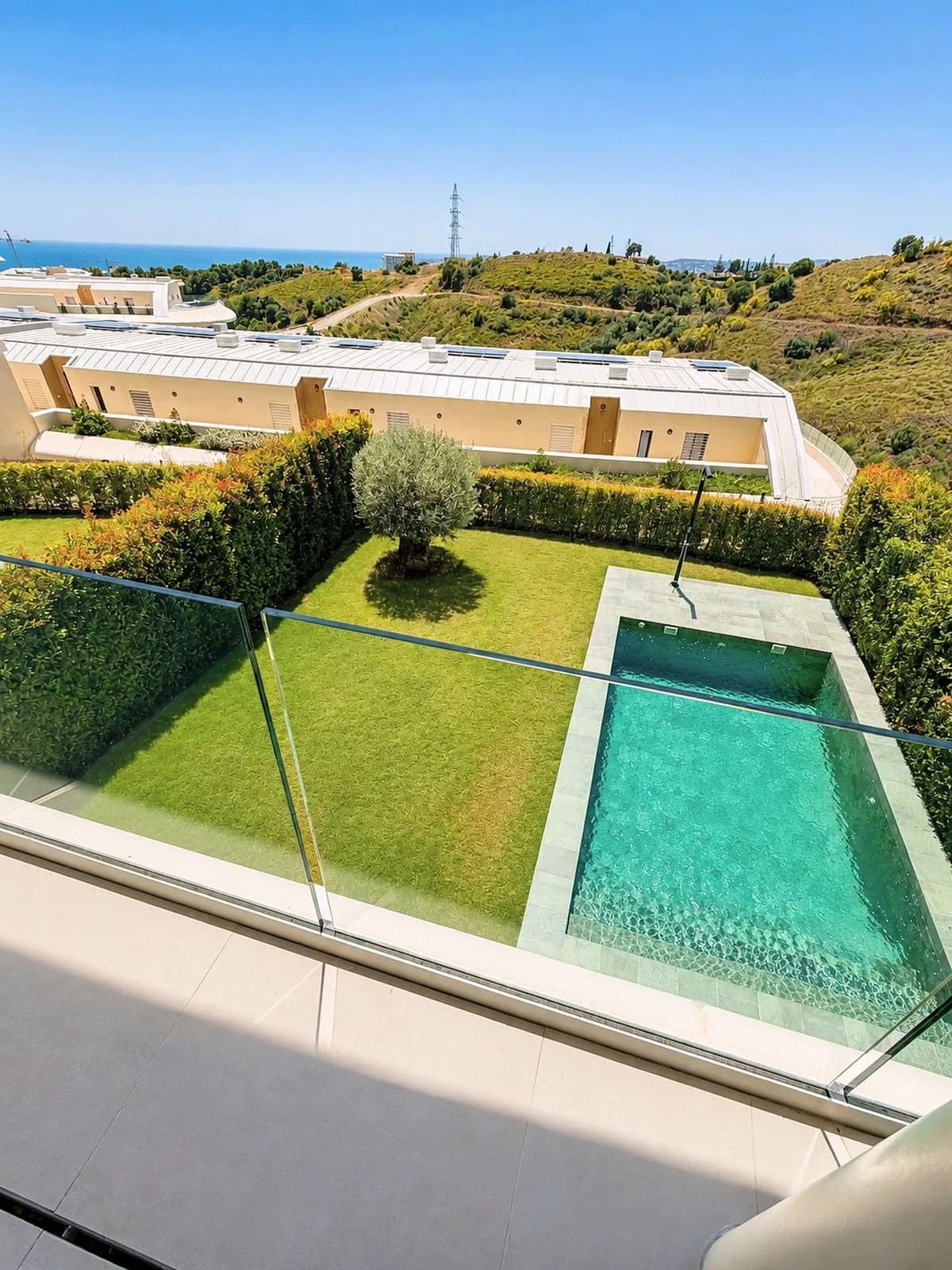 3 Bedroom Middle Floor Apartment for Sale in Fuengirola, Málaga - Image 2