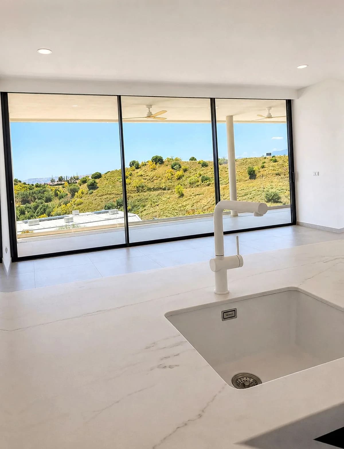 3 Bedroom Middle Floor Apartment for Sale in Fuengirola, Málaga - Image 3