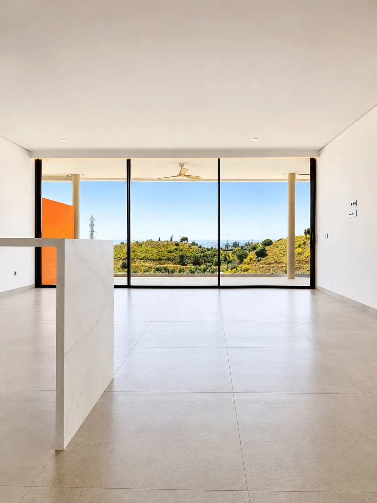 3 Bedroom Middle Floor Apartment for Sale in Fuengirola, Málaga - Image 4