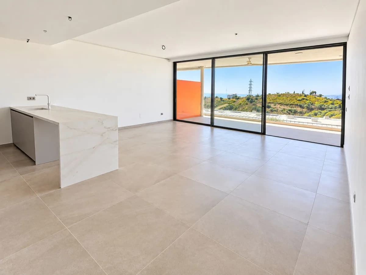 3 Bedroom Middle Floor Apartment for Sale in Fuengirola, Málaga - Image 5