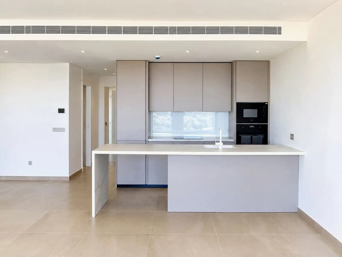 3 Bedroom Middle Floor Apartment for Sale in Fuengirola, Málaga - Image 6