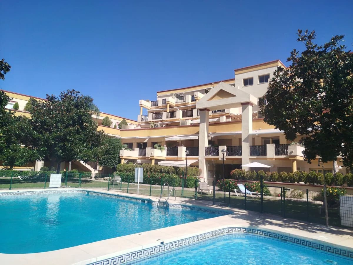 1 Bedroom Middle Floor Apartment for Sale in Elviria, Málaga - Image 4