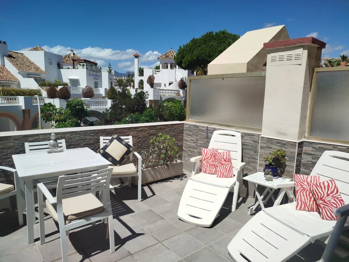 1 Bedroom Middle Floor Apartment for Sale in Elviria, Málaga - Image 9