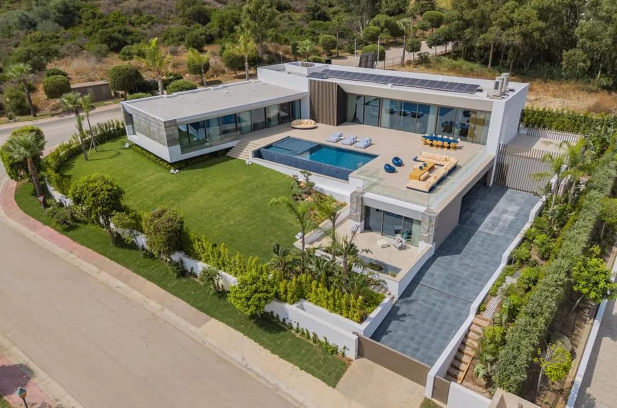 6 Bedroom Detached Villa for Sale in Sotogrande, Cádiz