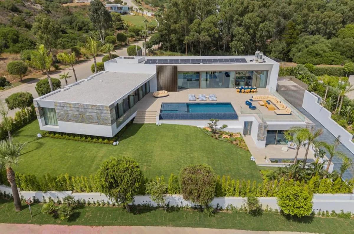 6 Bedroom Detached Villa for Sale in Sotogrande, Cádiz - Image 2