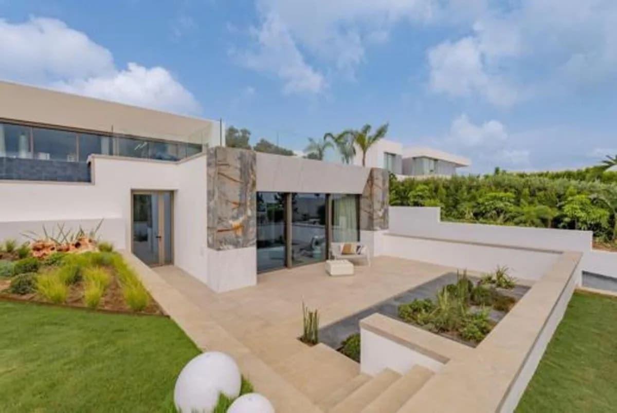 6 Bedroom Detached Villa for Sale in Sotogrande, Cádiz - Image 4
