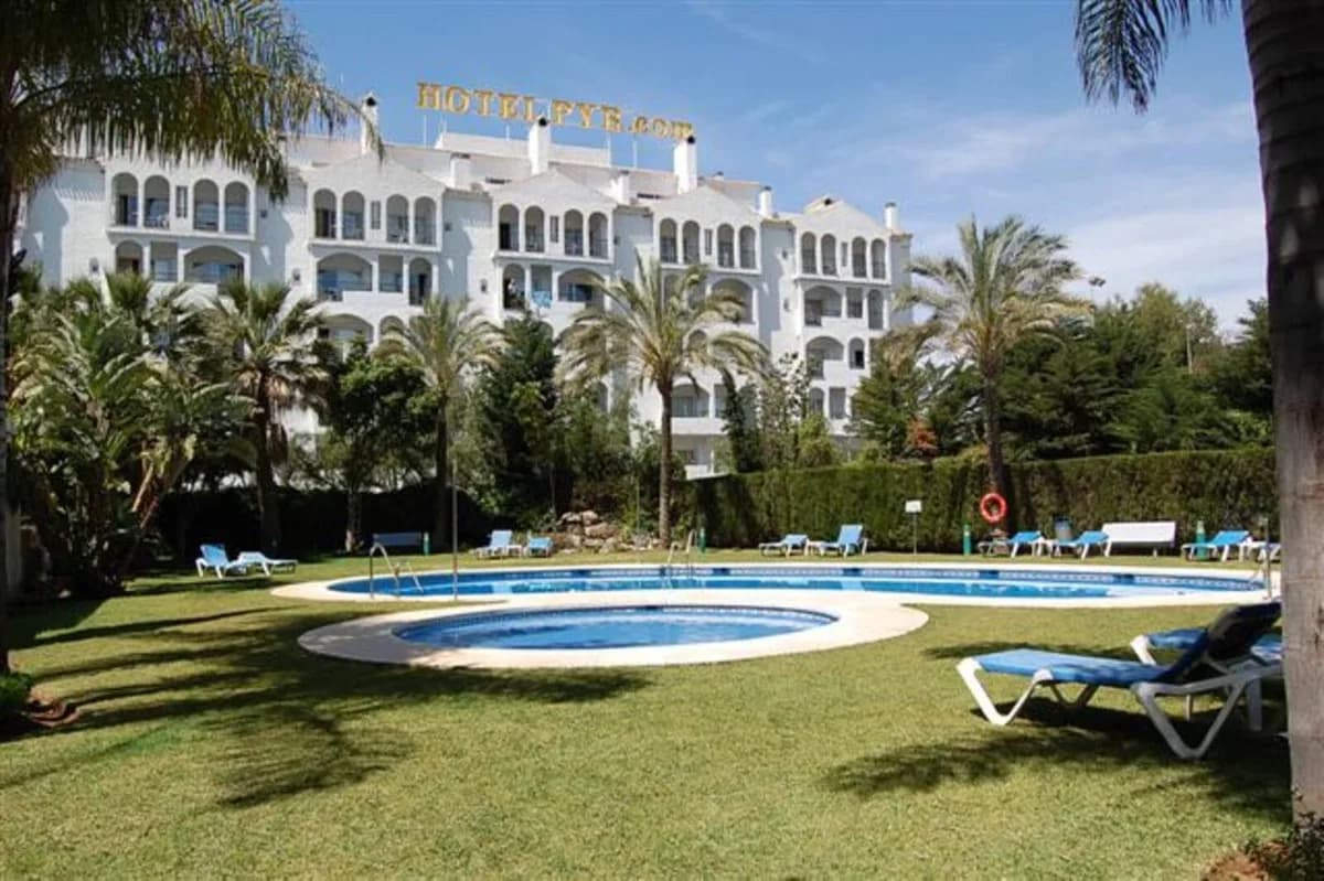 3 Bedroom Middle Floor Apartment for Sale in Puerto Banús, Málaga - Image 6