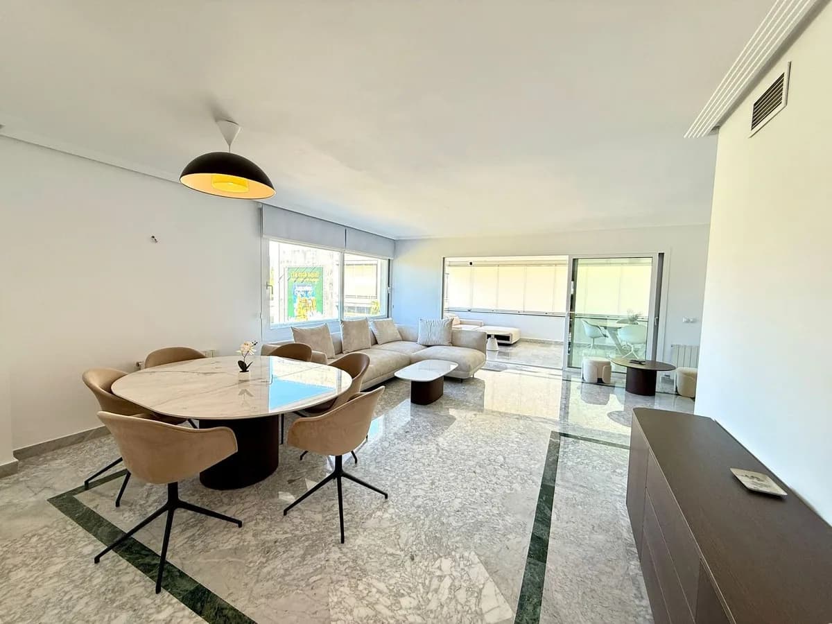 3 Bedroom Middle Floor Apartment for Sale in Puerto Banús, Málaga - Image 9