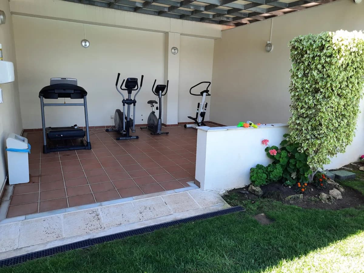3 Bedroom Middle Floor Apartment for Sale in Puerto Banús, Málaga - Image 5