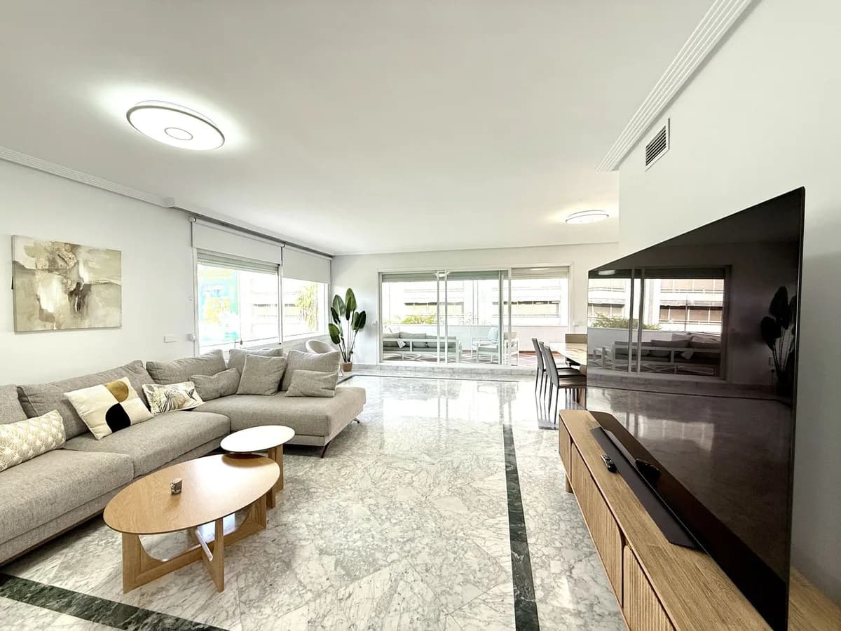 3 Bedroom Middle Floor Apartment for Sale in Puerto Banús, Málaga - Image 9
