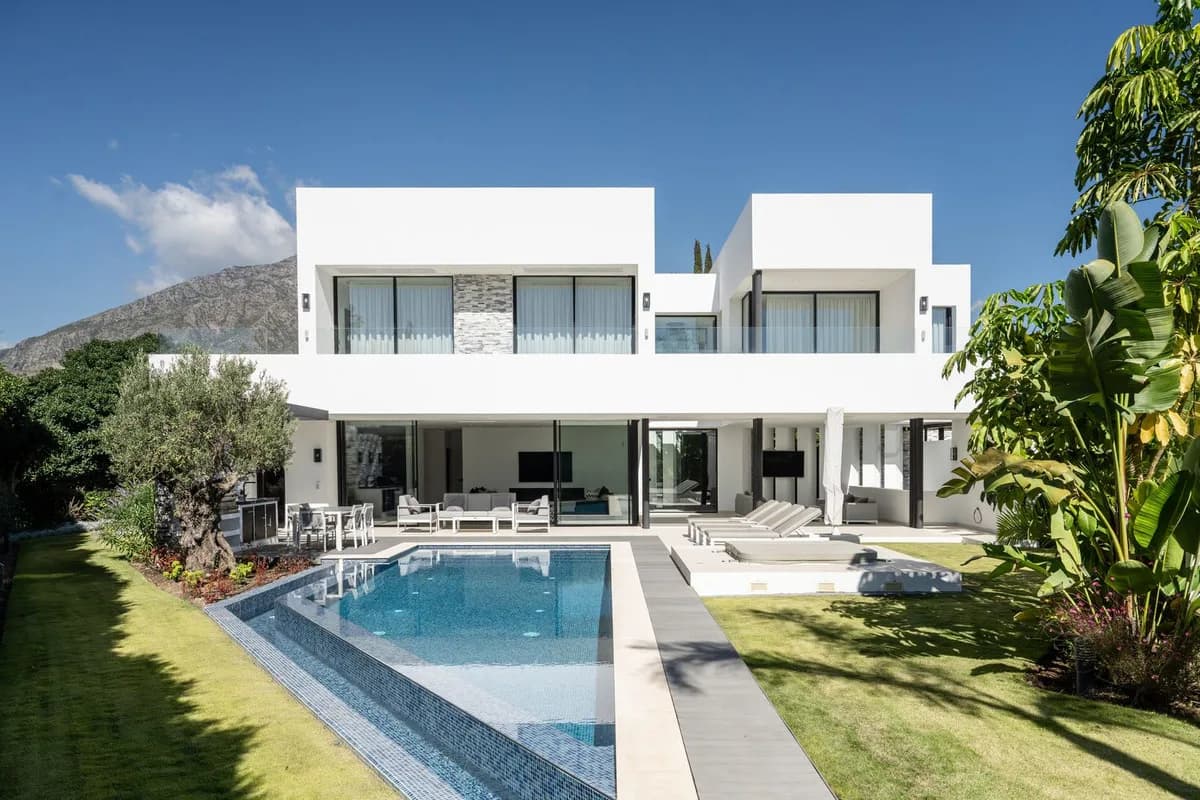 5 Bedroom Detached Villa for Sale in Marbella, Málaga