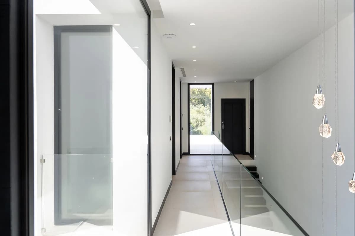 5 Bedroom Detached Villa for Sale in Marbella, Málaga - Image 3
