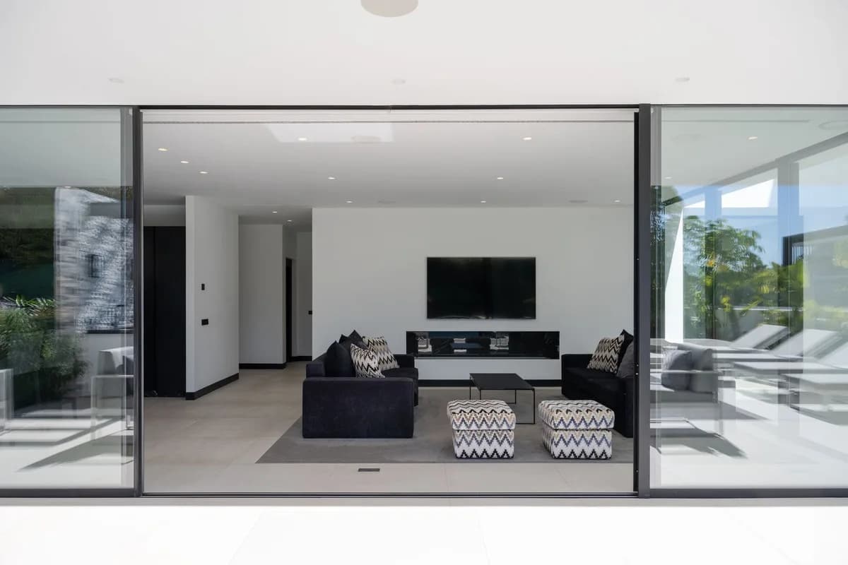 5 Bedroom Detached Villa for Sale in Marbella, Málaga - Image 7