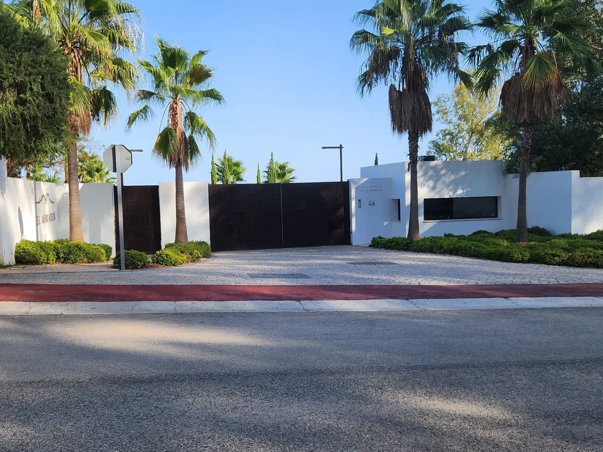 8 Bedroom Detached Villa for Sale in Sotogrande, Cádiz - Image 2