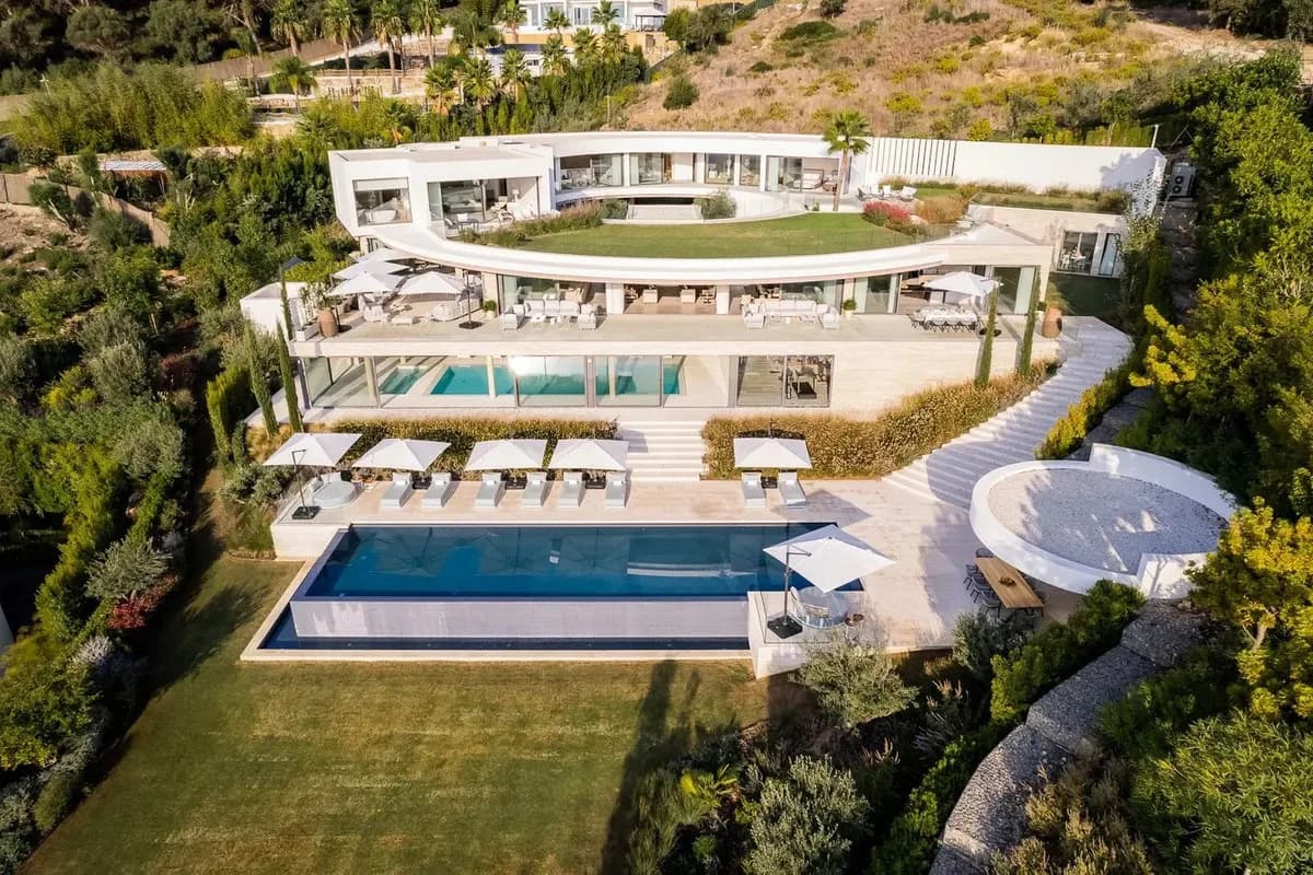 8 Bedroom Detached Villa for Sale in Sotogrande, Cádiz - Image 4