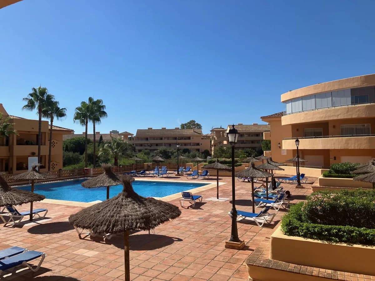 2 Bedroom Middle Floor Apartment for Sale in Elviria, Málaga