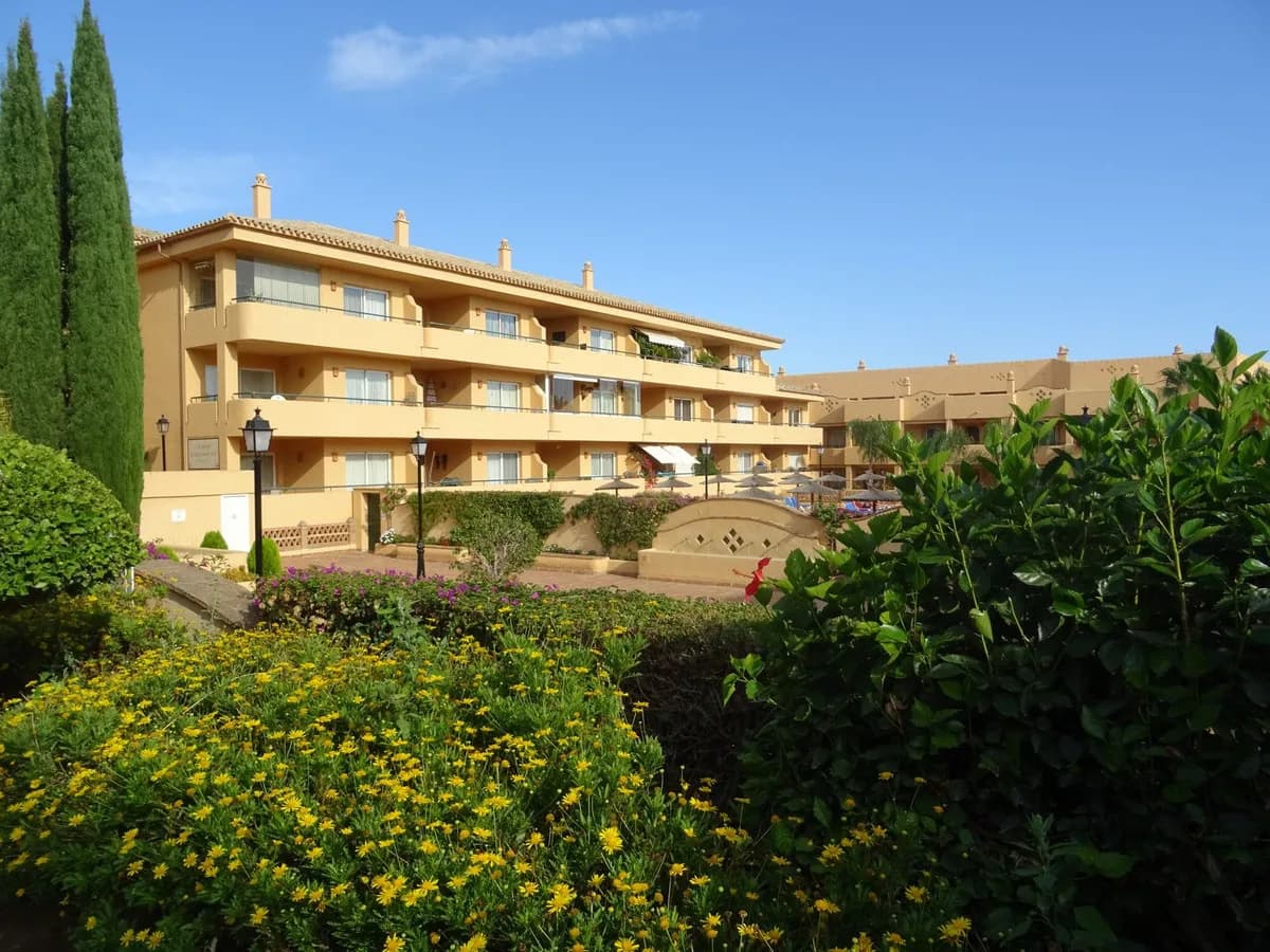 2 Bedroom Middle Floor Apartment for Sale in Elviria, Málaga - Image 2