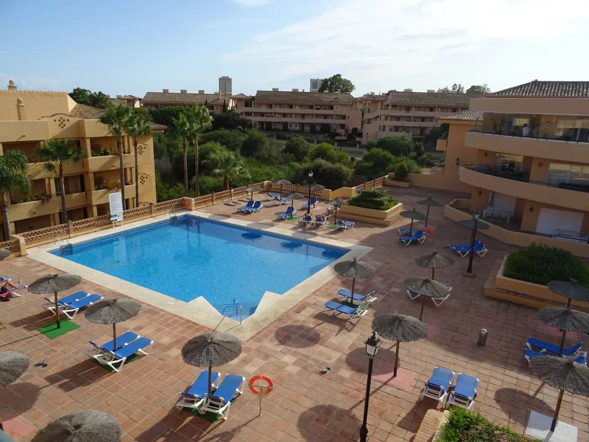 2 Bedroom Middle Floor Apartment for Sale in Elviria, Málaga - Image 3