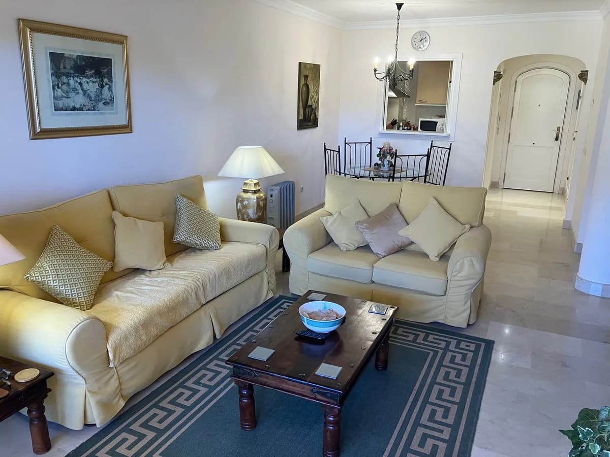 2 Bedroom Middle Floor Apartment for Sale in Elviria, Málaga - Image 4