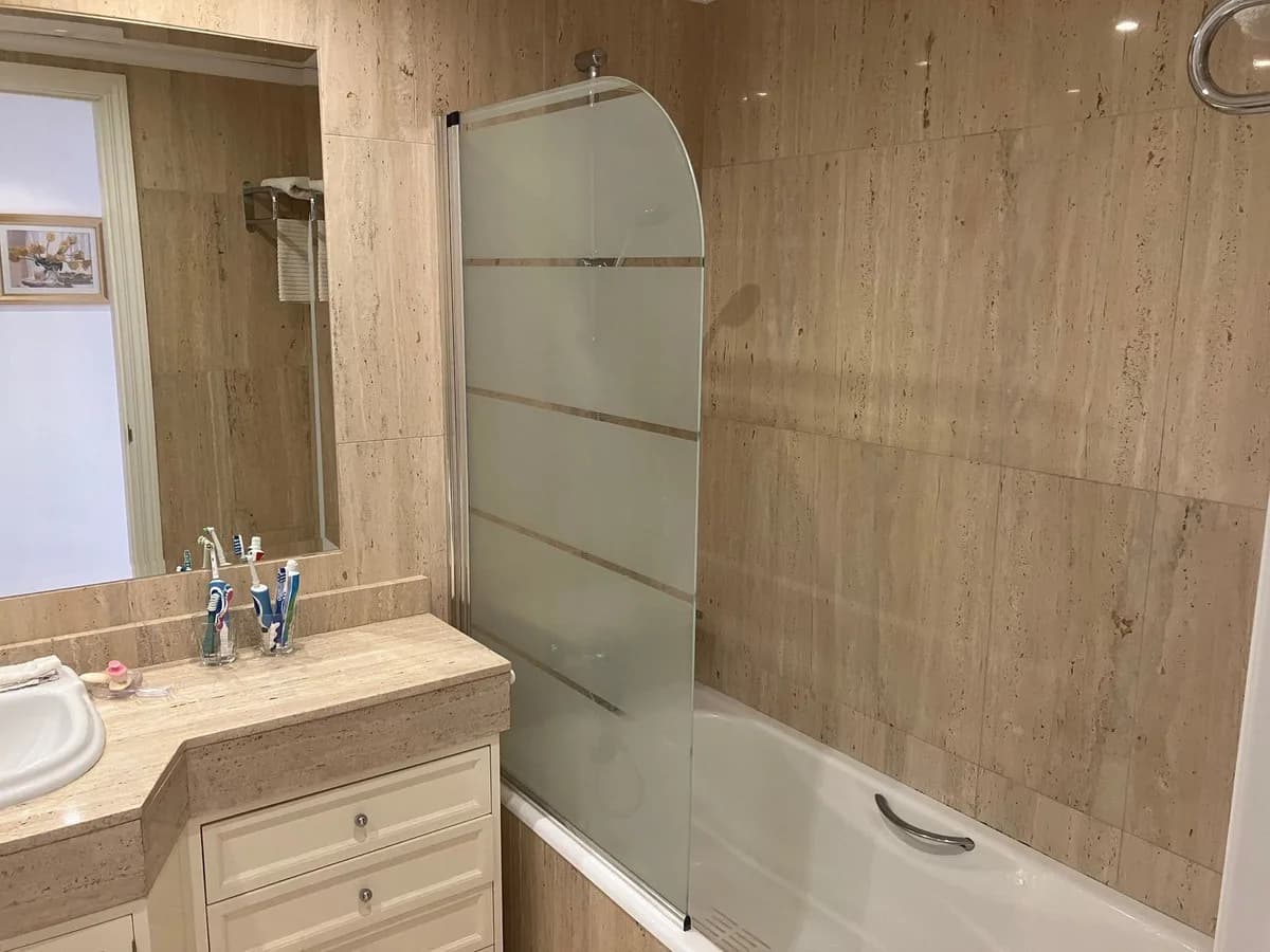 2 Bedroom Middle Floor Apartment for Sale in Elviria, Málaga - Image 5