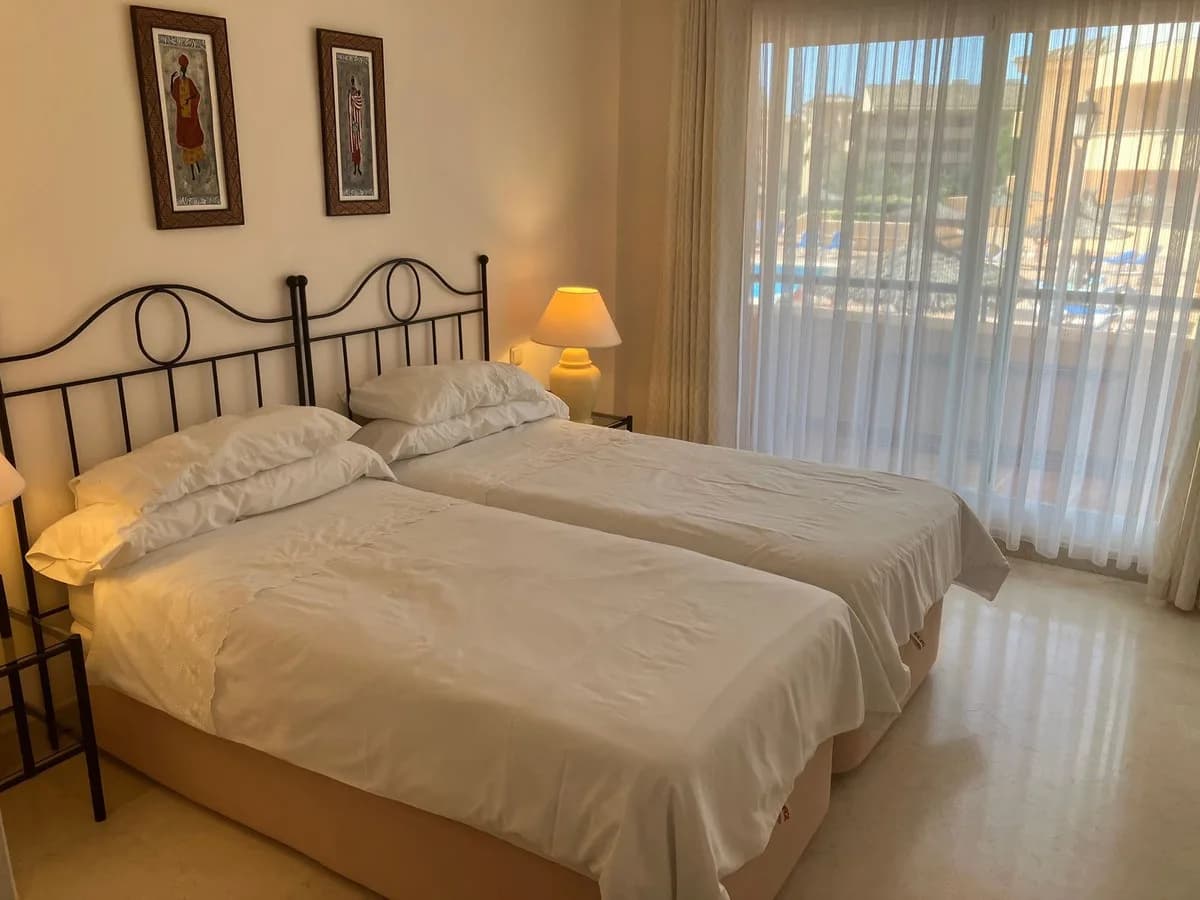 2 Bedroom Middle Floor Apartment for Sale in Elviria, Málaga - Image 6
