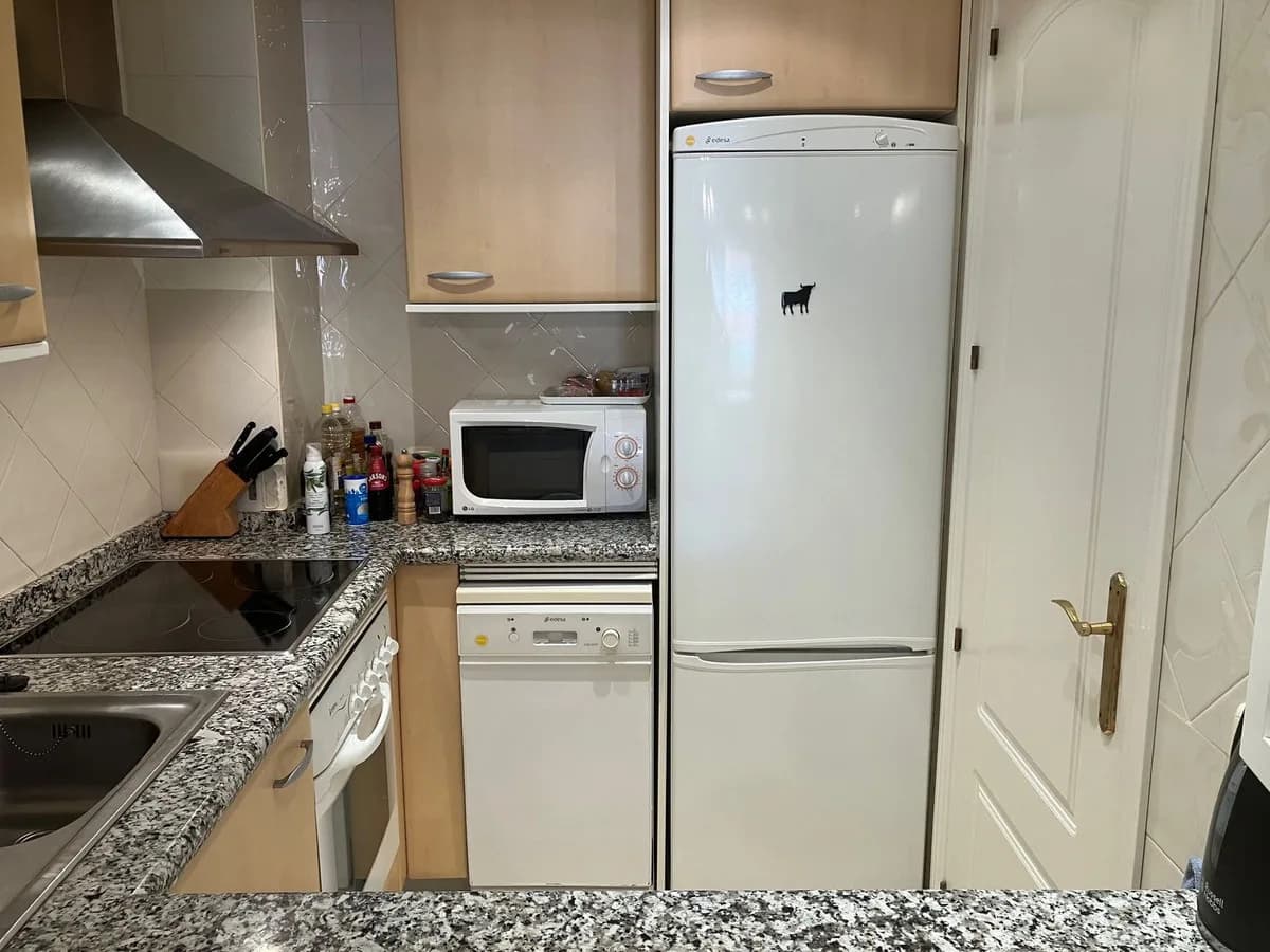 2 Bedroom Middle Floor Apartment for Sale in Elviria, Málaga - Image 9