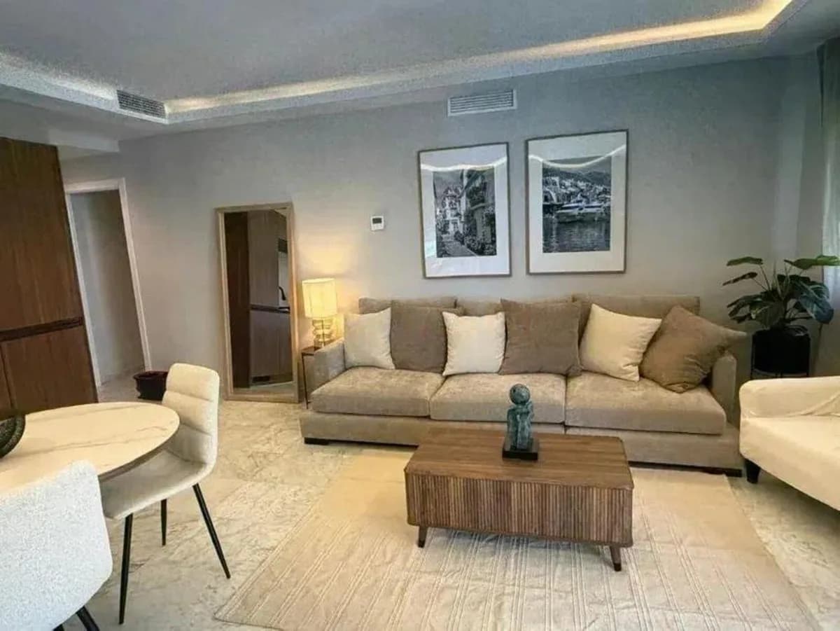 3 Bedroom Middle Floor Apartment for Sale in The Golden Mile, Málaga - Image 2