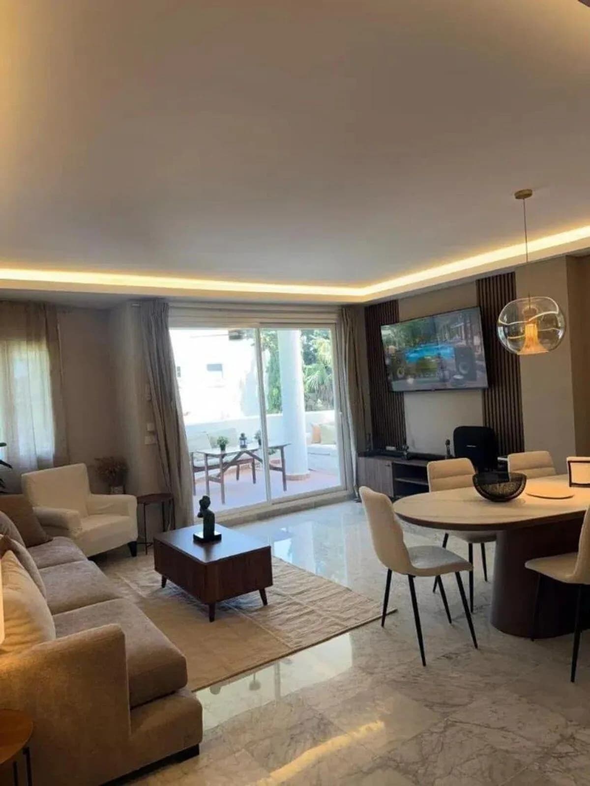 3 Bedroom Middle Floor Apartment for Sale in The Golden Mile, Málaga - Image 4