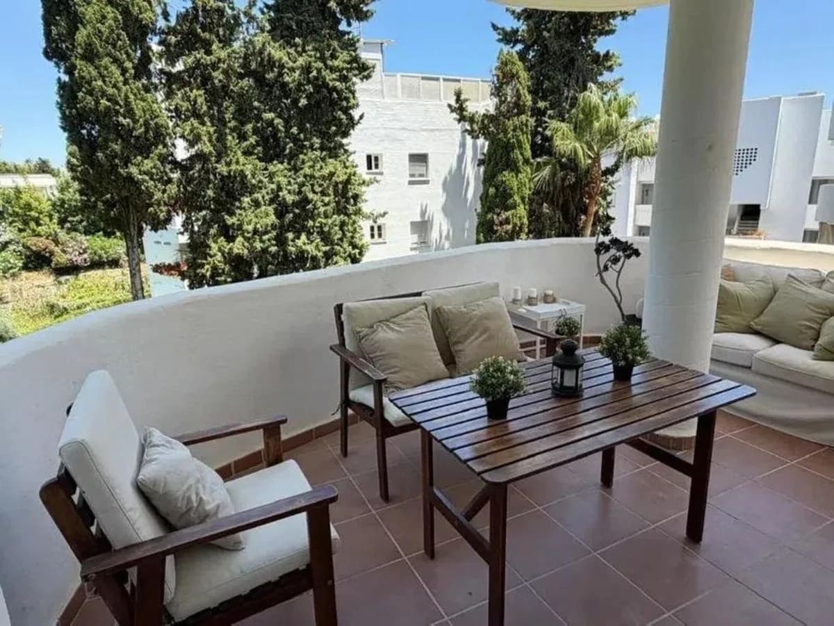 3 Bedroom Middle Floor Apartment for Sale in The Golden Mile, Málaga - Image 5