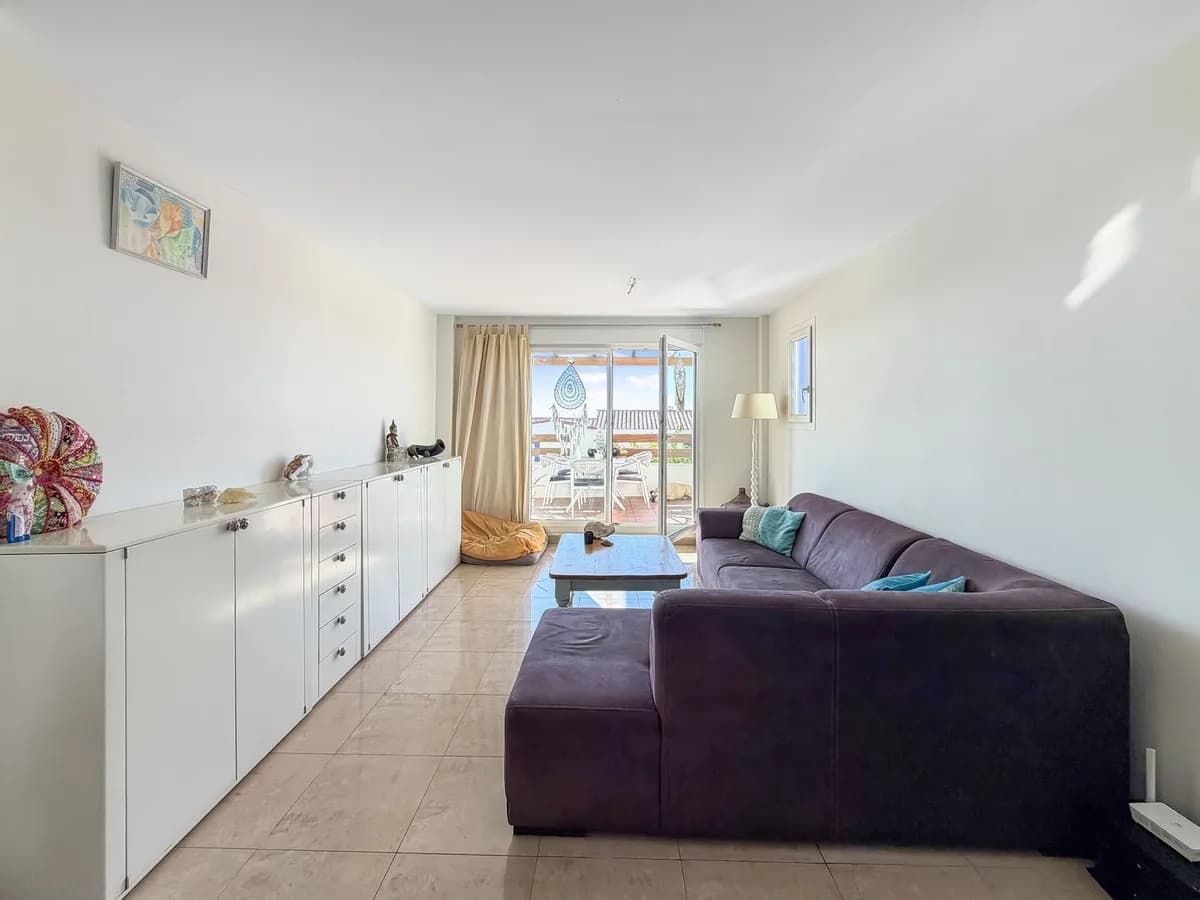 3 Bedroom Middle Floor Apartment for Sale in Manilva, Málaga - Image 6