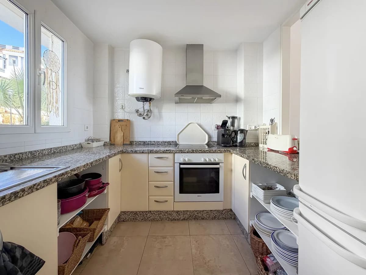 3 Bedroom Middle Floor Apartment for Sale in Manilva, Málaga - Image 7