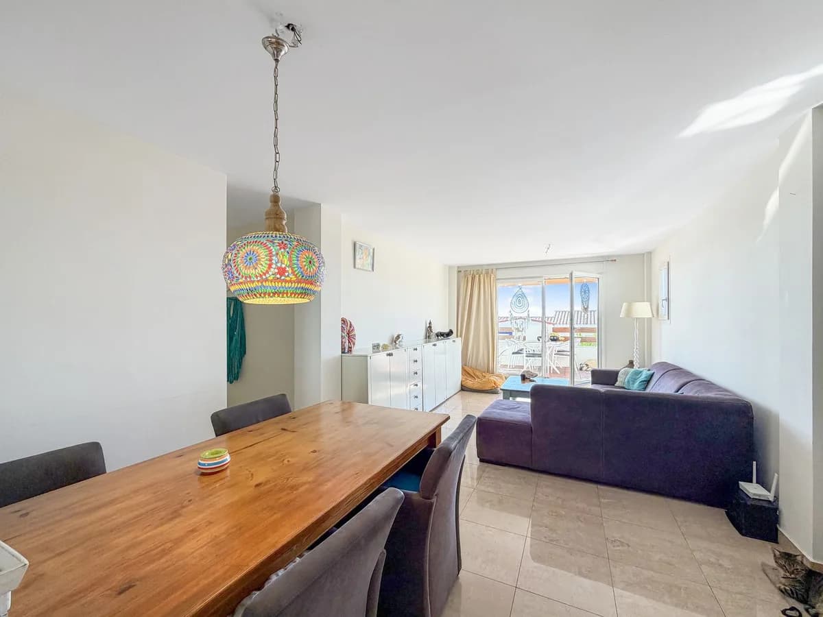 3 Bedroom Middle Floor Apartment for Sale in Manilva, Málaga - Image 8