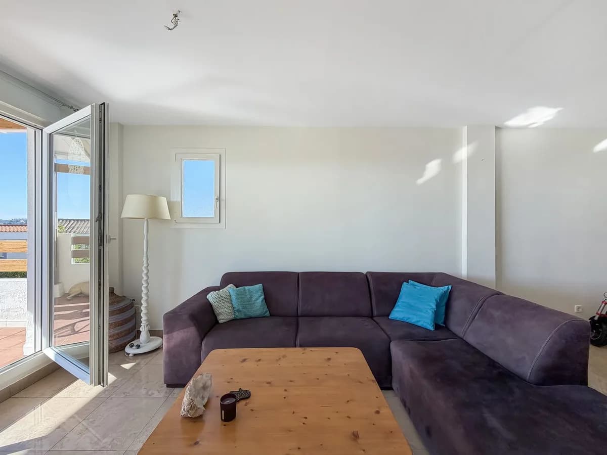 3 Bedroom Middle Floor Apartment for Sale in Manilva, Málaga - Image 9