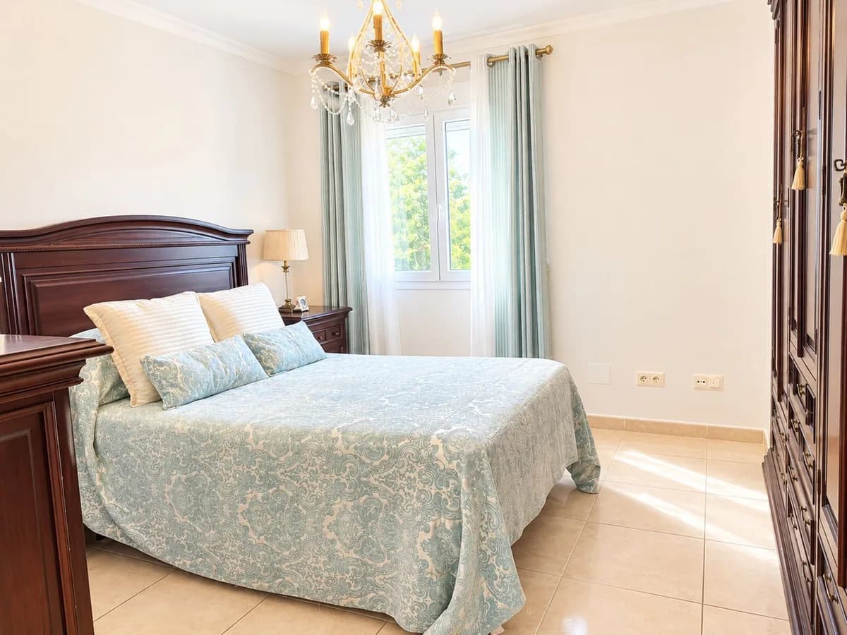 3 Bedroom Middle Floor Apartment for Sale in La Campana, Málaga - Image 4