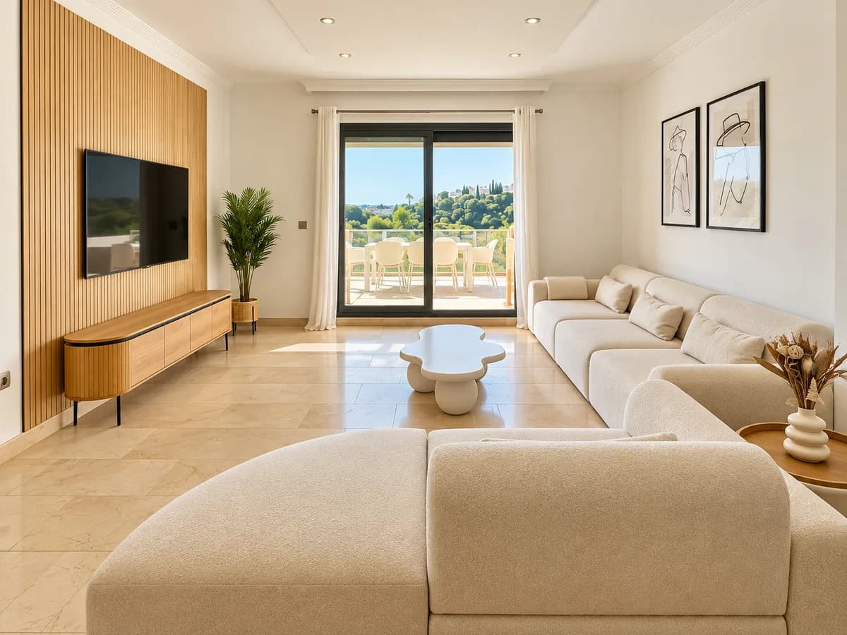 2 Bedroom Middle Floor Apartment for Sale in Estepona, Málaga - Image 2