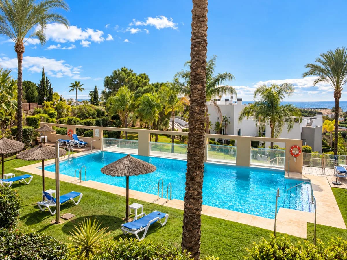2 Bedroom Middle Floor Apartment for Sale in Estepona, Málaga - Image 3