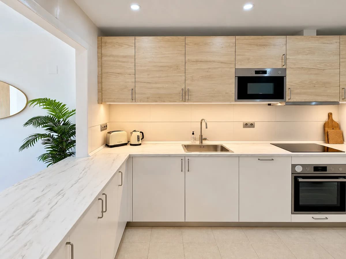 2 Bedroom Middle Floor Apartment for Sale in Estepona, Málaga - Image 4