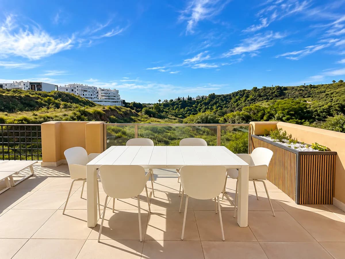 2 Bedroom Middle Floor Apartment for Sale in Estepona, Málaga - Image 8
