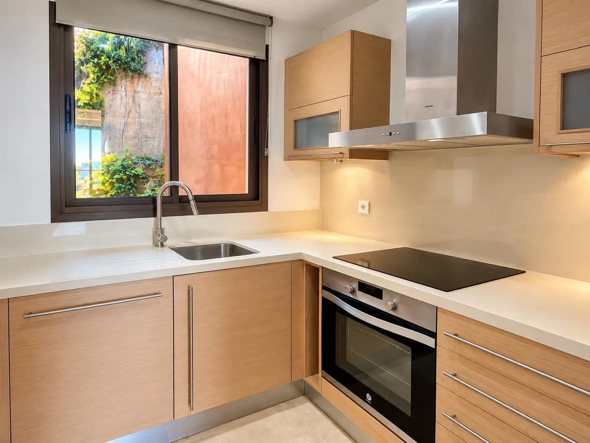 2 Bedroom Middle Floor Apartment for Sale in La Quinta, Málaga - Image 4