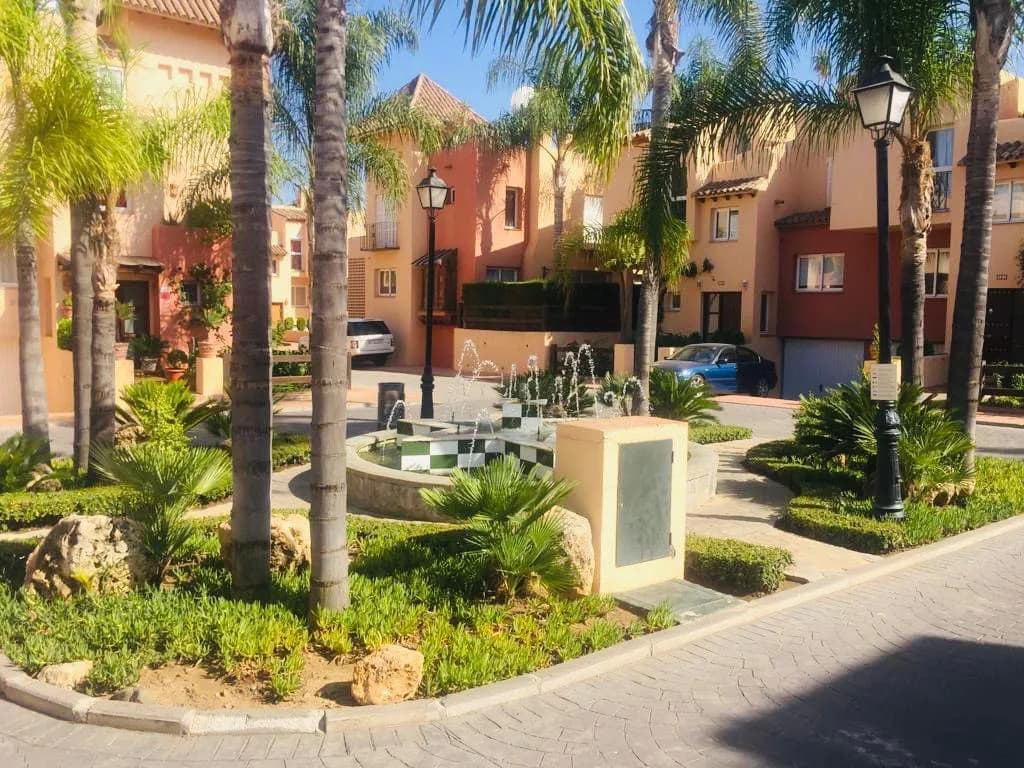 3 Bedroom Townhouse for Sale in Nueva Andalucía, Málaga - Image 9