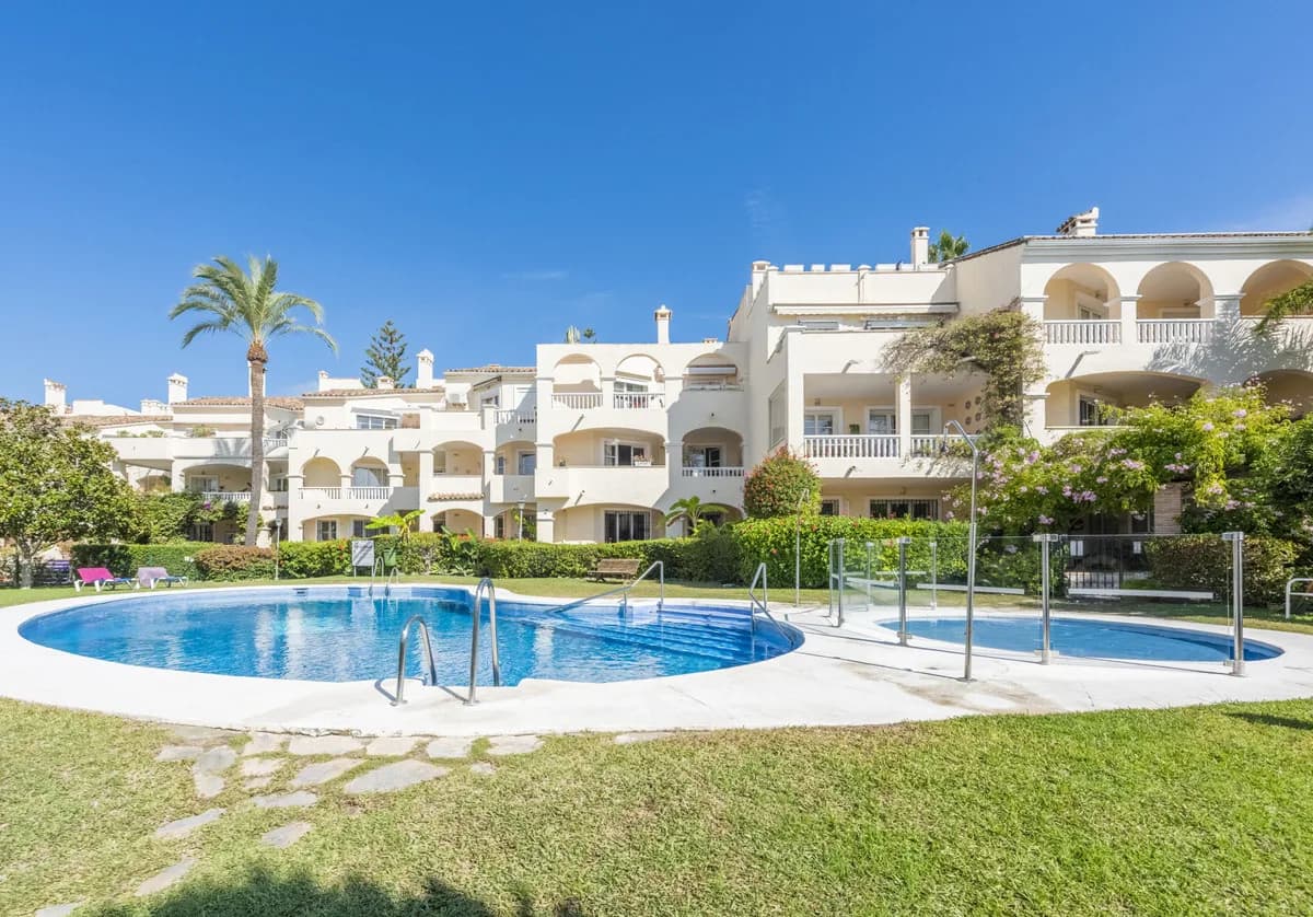2 Bedroom Middle Floor Apartment for Sale in Estepona, Málaga