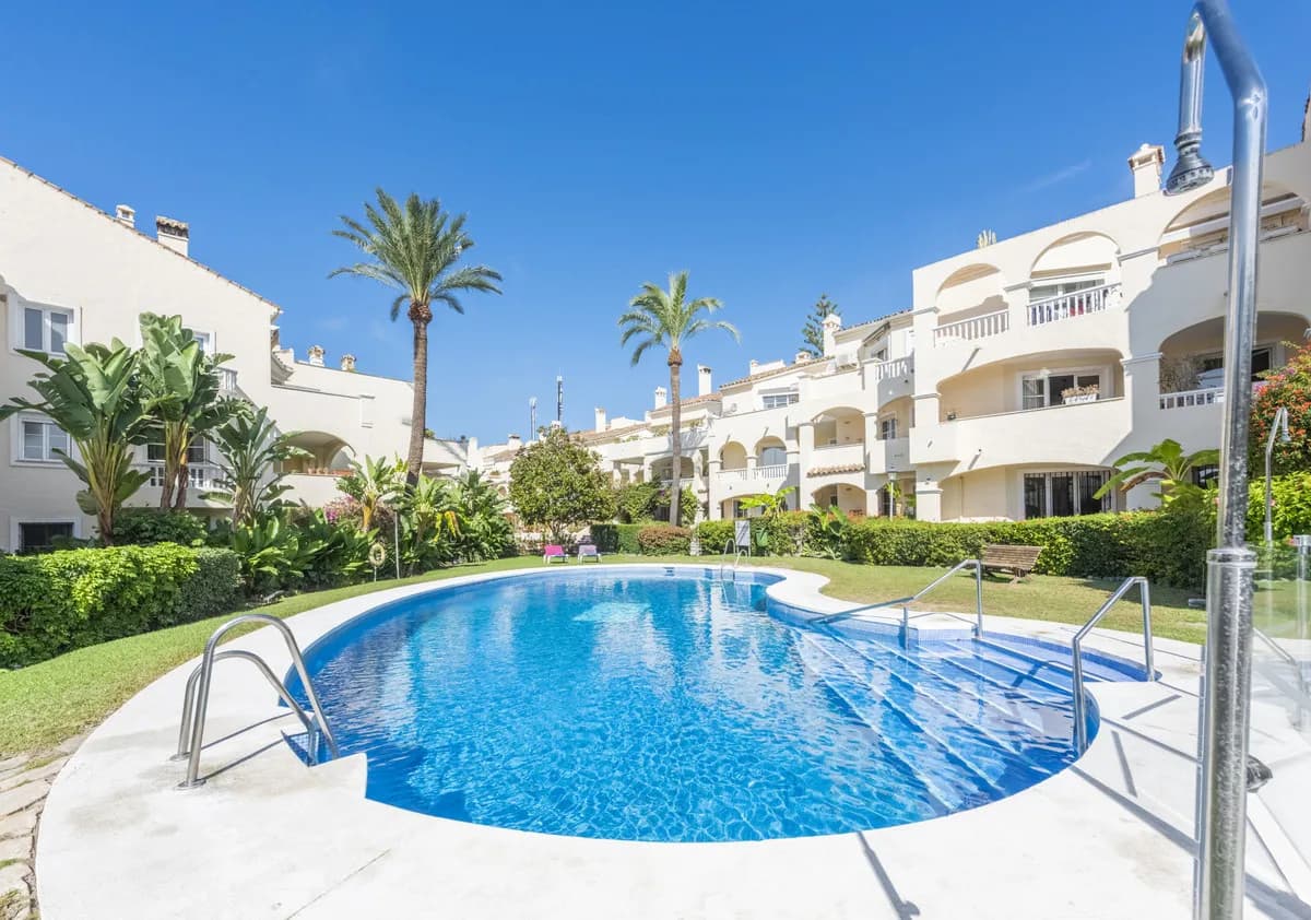 2 Bedroom Middle Floor Apartment for Sale in Estepona, Málaga - Image 2