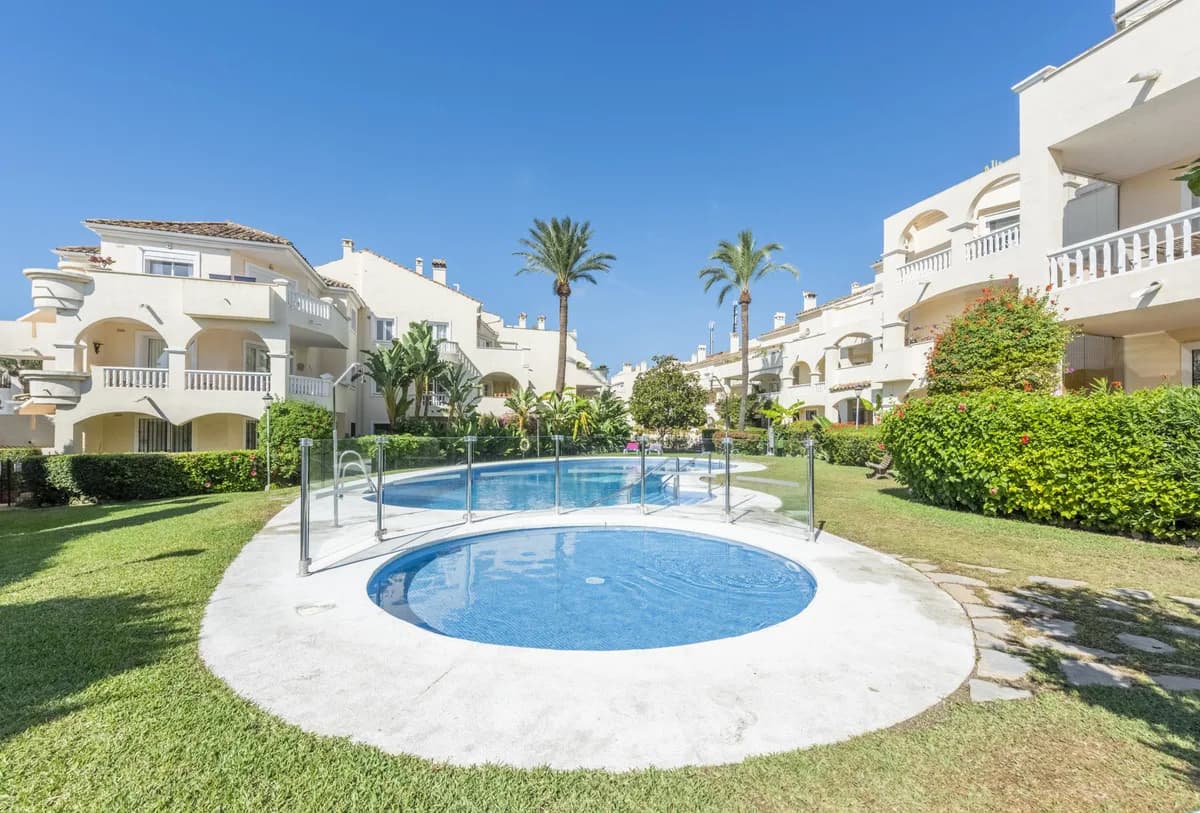 2 Bedroom Middle Floor Apartment for Sale in Estepona, Málaga - Image 3