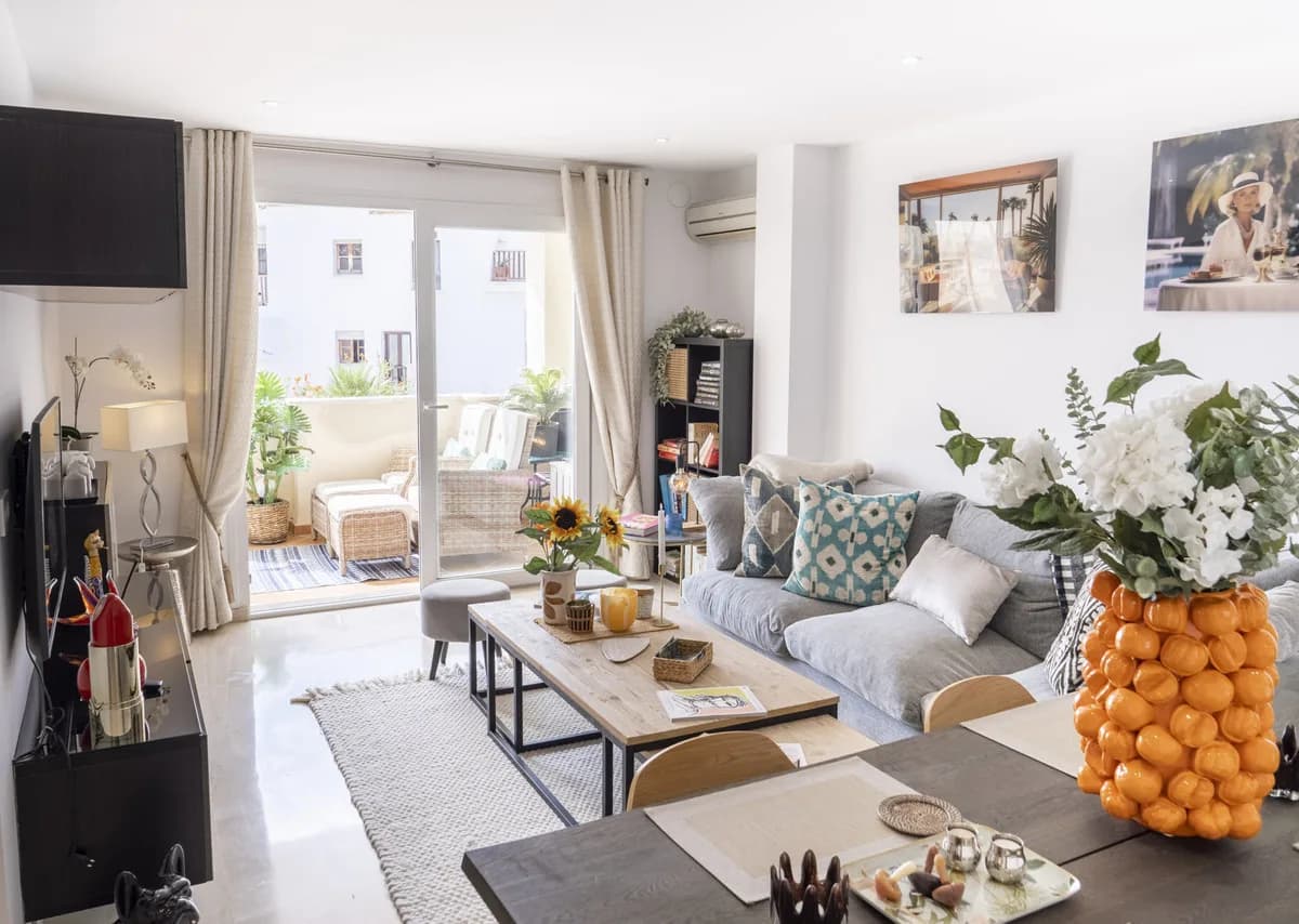 2 Bedroom Middle Floor Apartment for Sale in Estepona, Málaga - Image 4